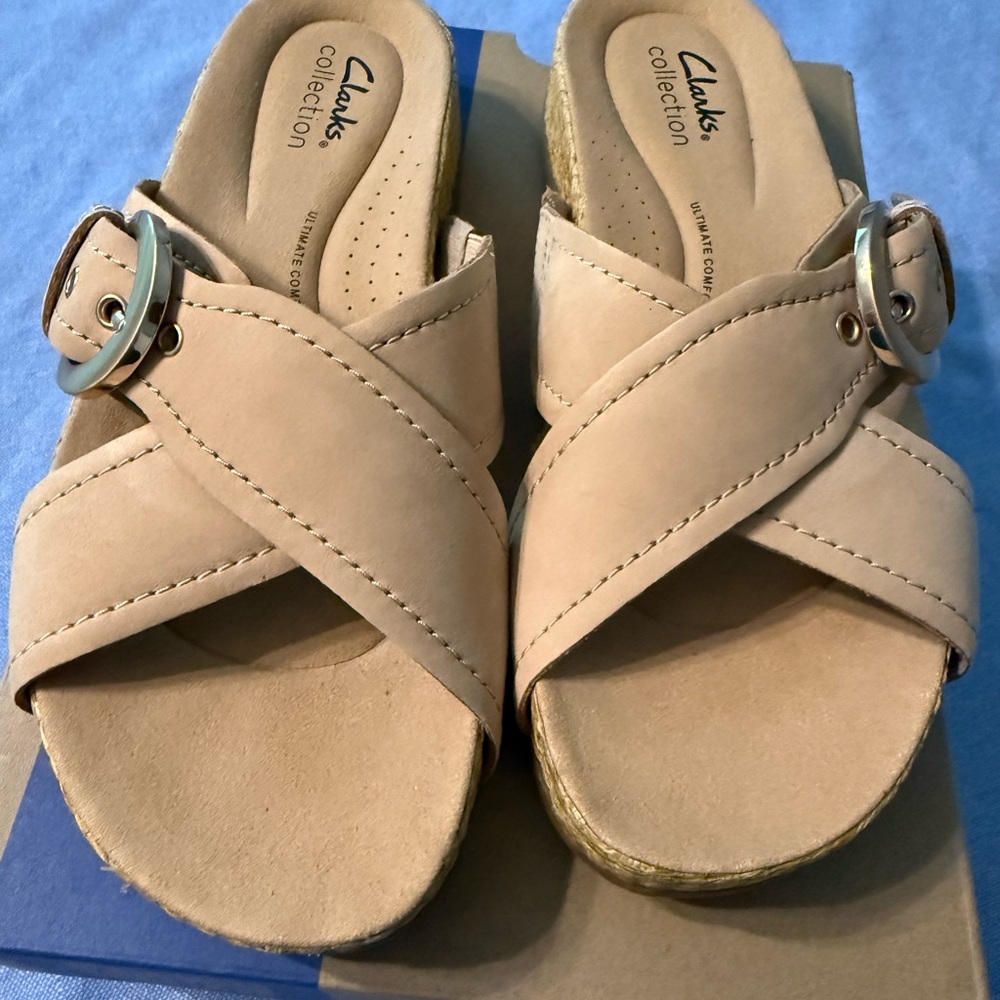 Clarks Women's Cream Cross-Strap Sandals